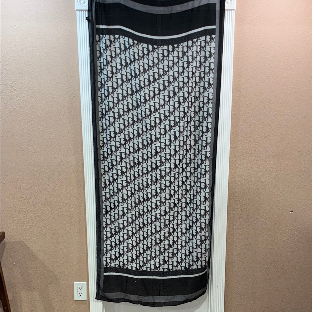 Elegant Black and White Patterned scarf